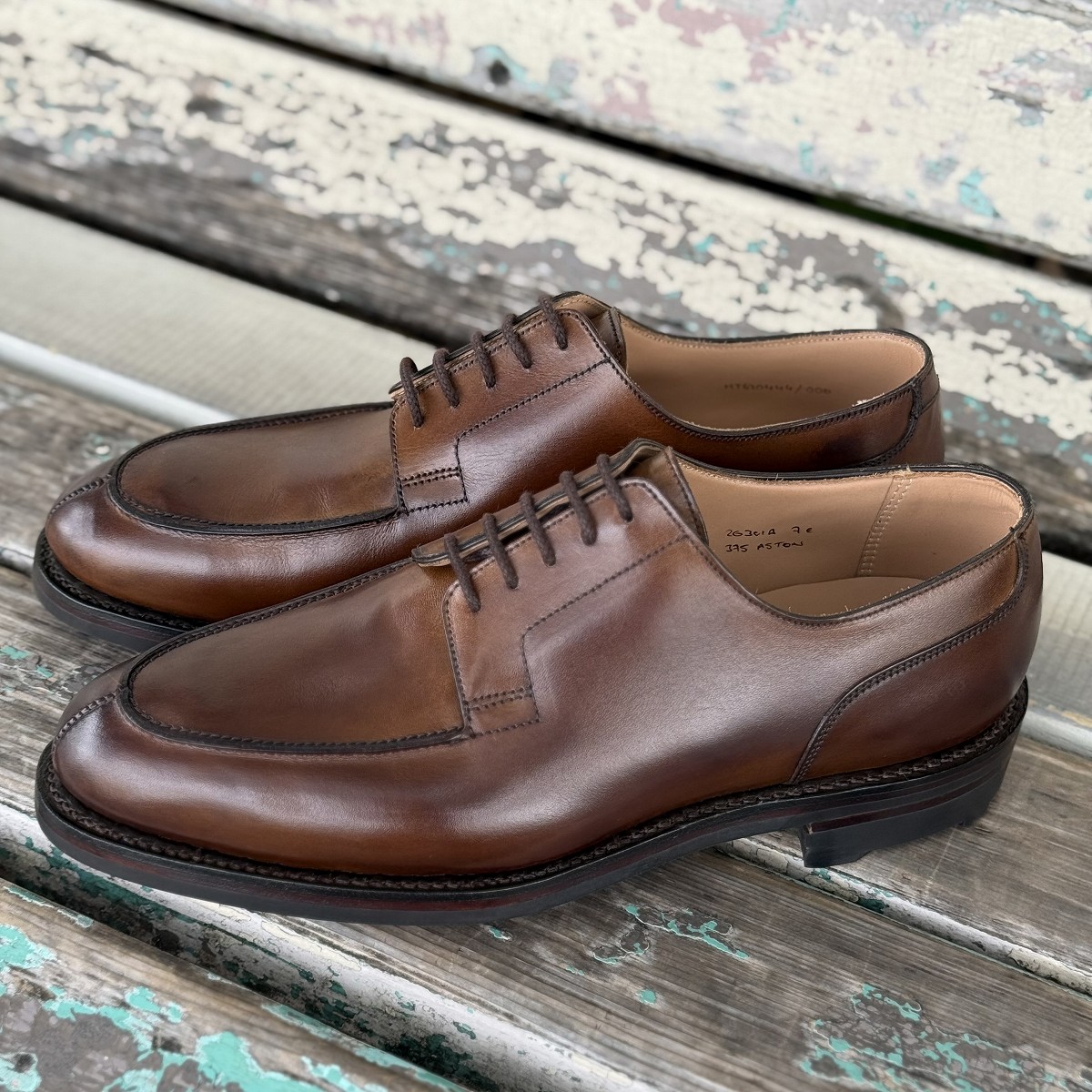 クロケット＆ジョーンズのユーチップはビジネスからカジュアルまで