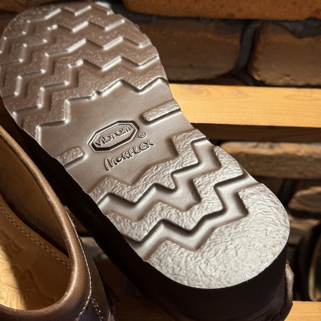 ビブラムテクノロジー満載の軽量ソールモルフレックス！TPの通常修理メニューでも用意しております。トリッカーズやレッドウイングに装着すると性格変わります！