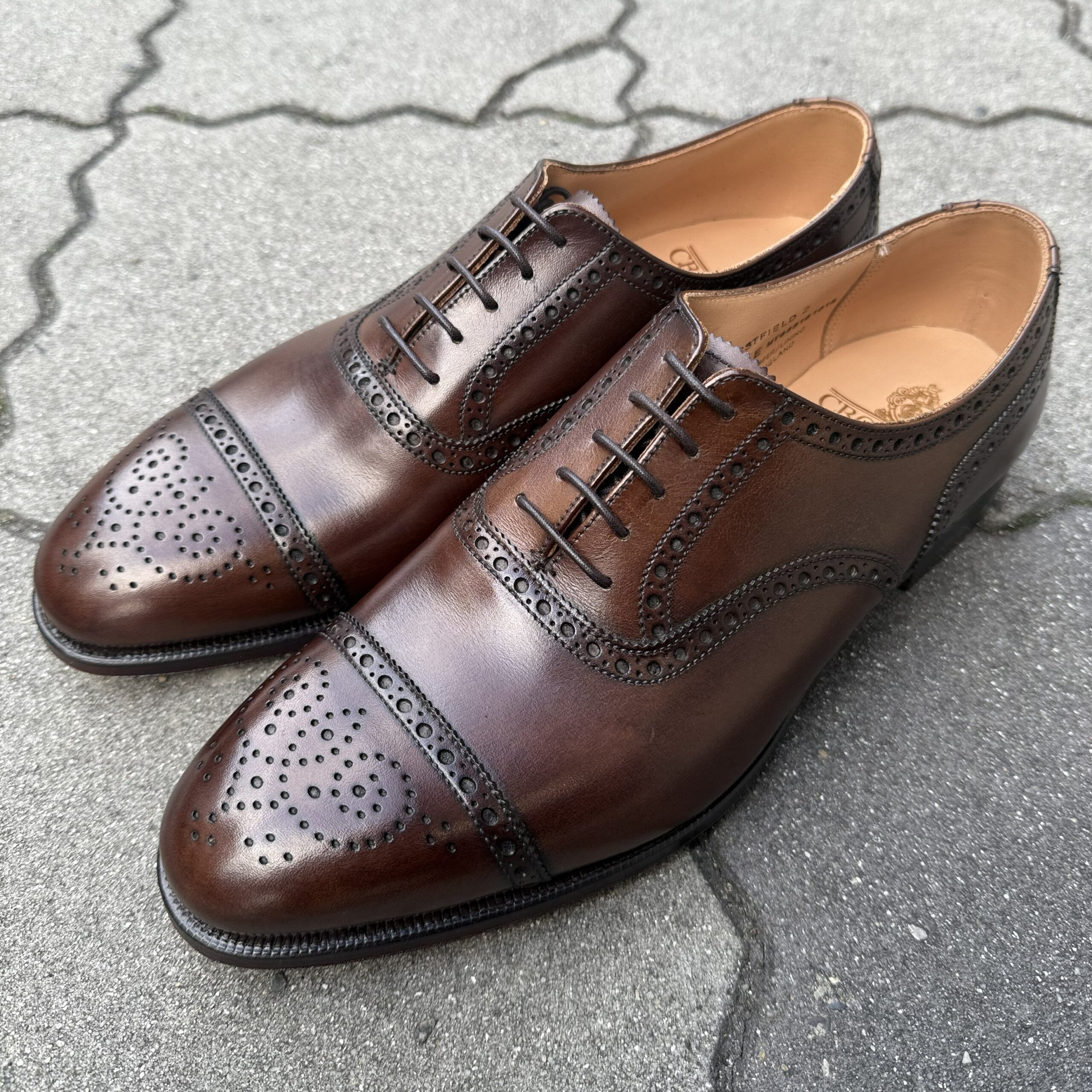 冬の装いにおすすめのクロケット＆ジョーンズのセミブローグ | Trading