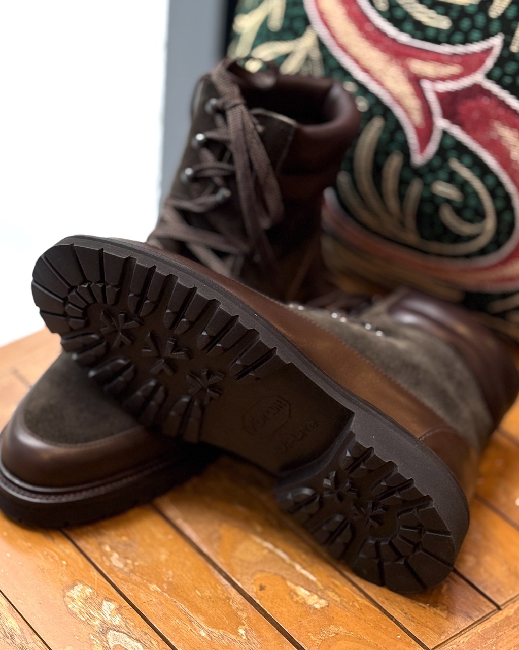 クロケット＆ジョーンズから初のユニセックスサイズで展開のブーツが