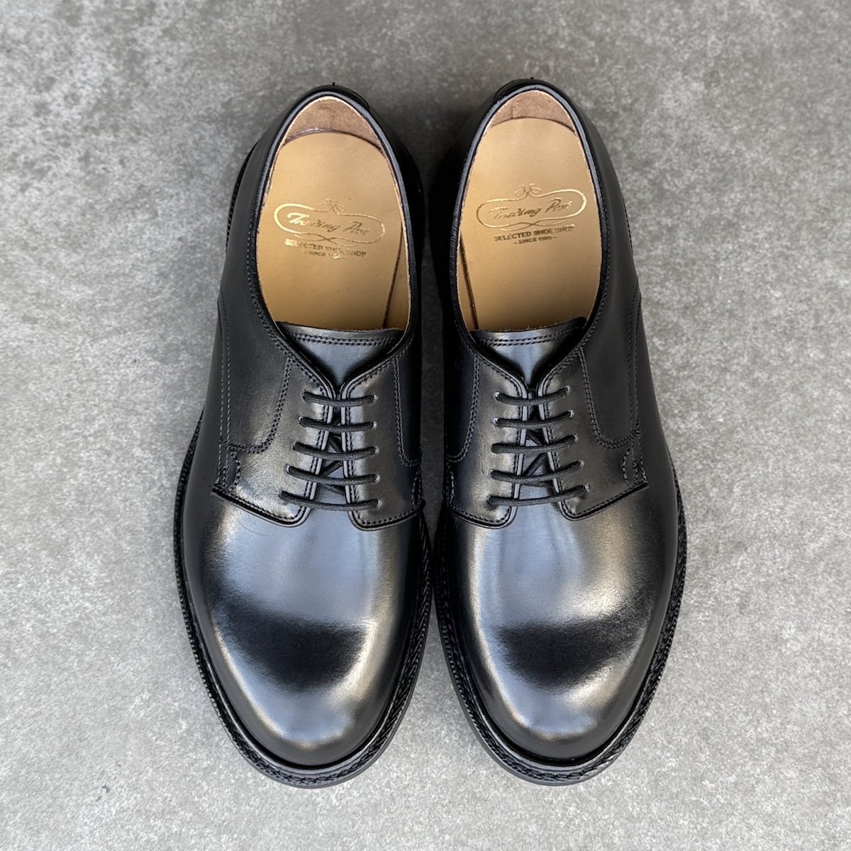 オンオフ兼用できるトレーディングポストオリジナルのプレーントゥ