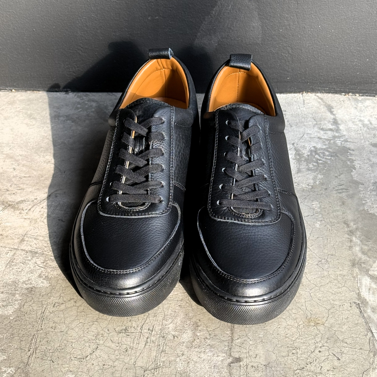 新作レザースニーカー 