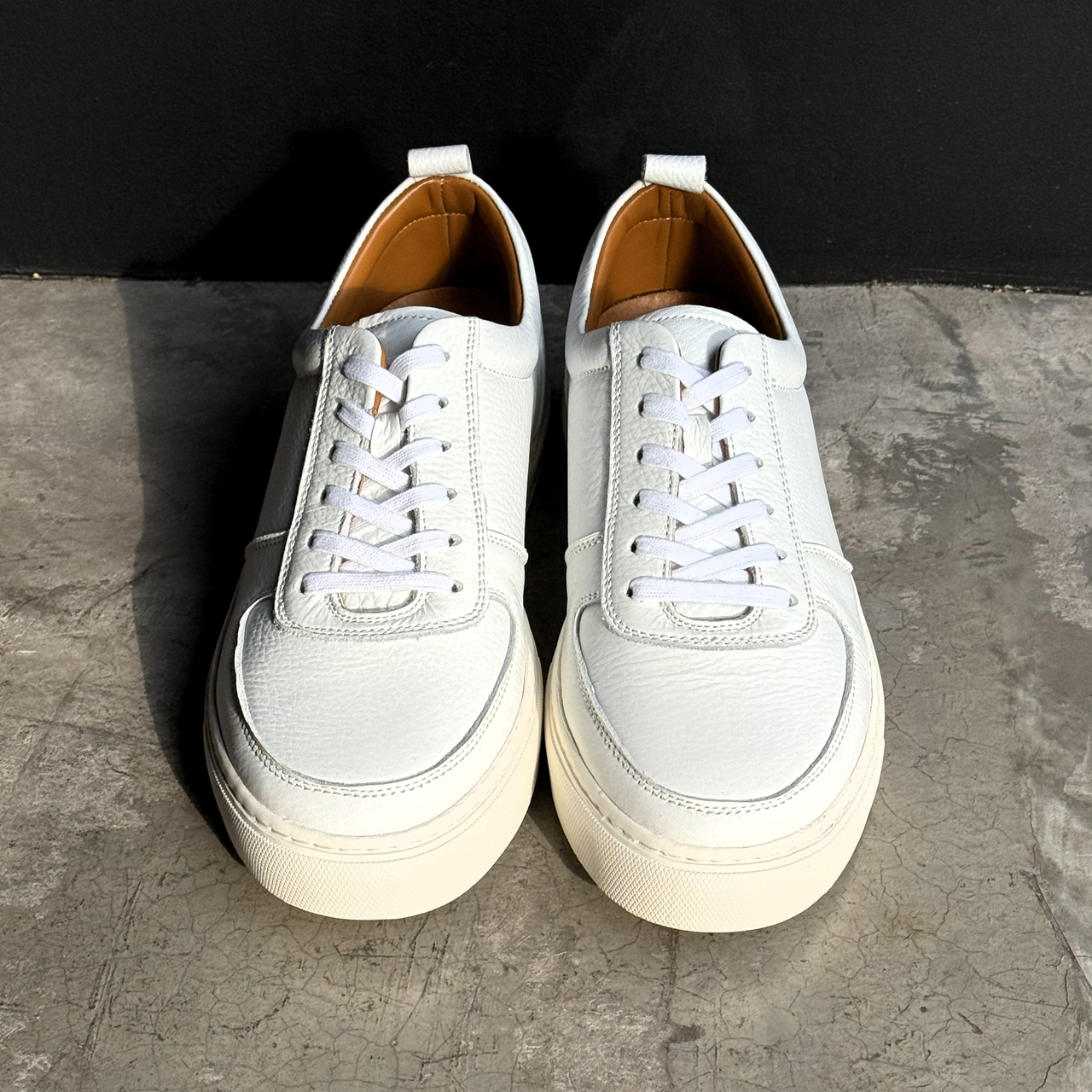 新作レザースニーカー 