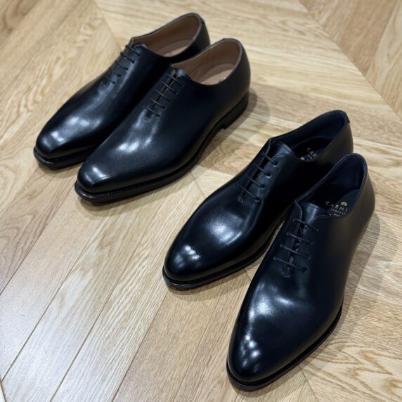 クロケット&ジョーンズALEXとカルミーナ80169、ホールカットの比較です